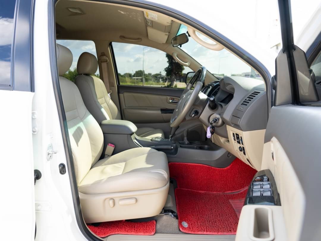 2012 Toyota Fortuner ไมเนอร์เชนจ์ 1 สีขาว (รูปที่ 11)