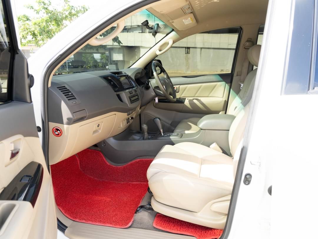 2012 Toyota Fortuner ไมเนอร์เชนจ์ 1 สีขาว (รูปที่ 6)
