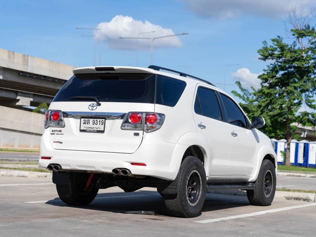 2012 Toyota Fortuner ไมเนอร์เชนจ์ 1 สีขาว (รูปที่ 9)