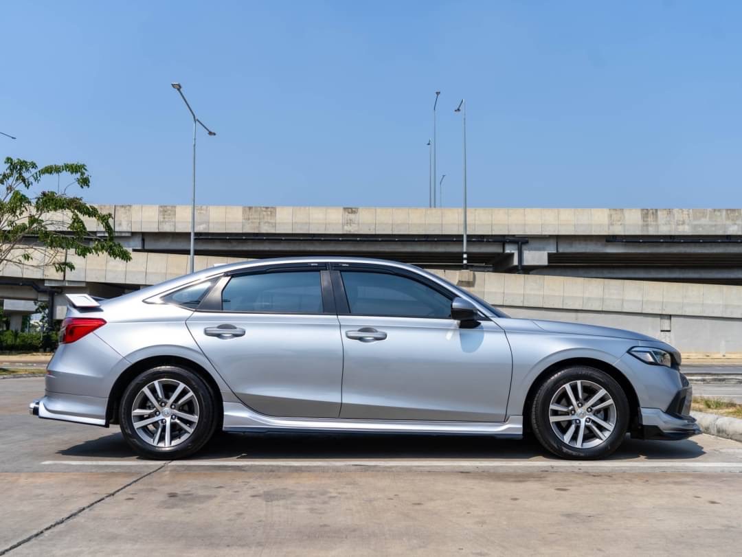 2022 Honda Civic สีเงิน (รูปที่ 3)