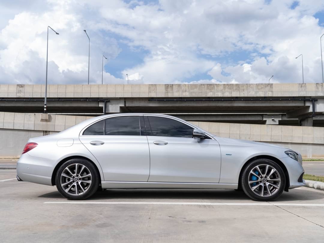 2018 Mercedes-Benz E-Class W213 E300e สีเงิน (รูปที่ 7)