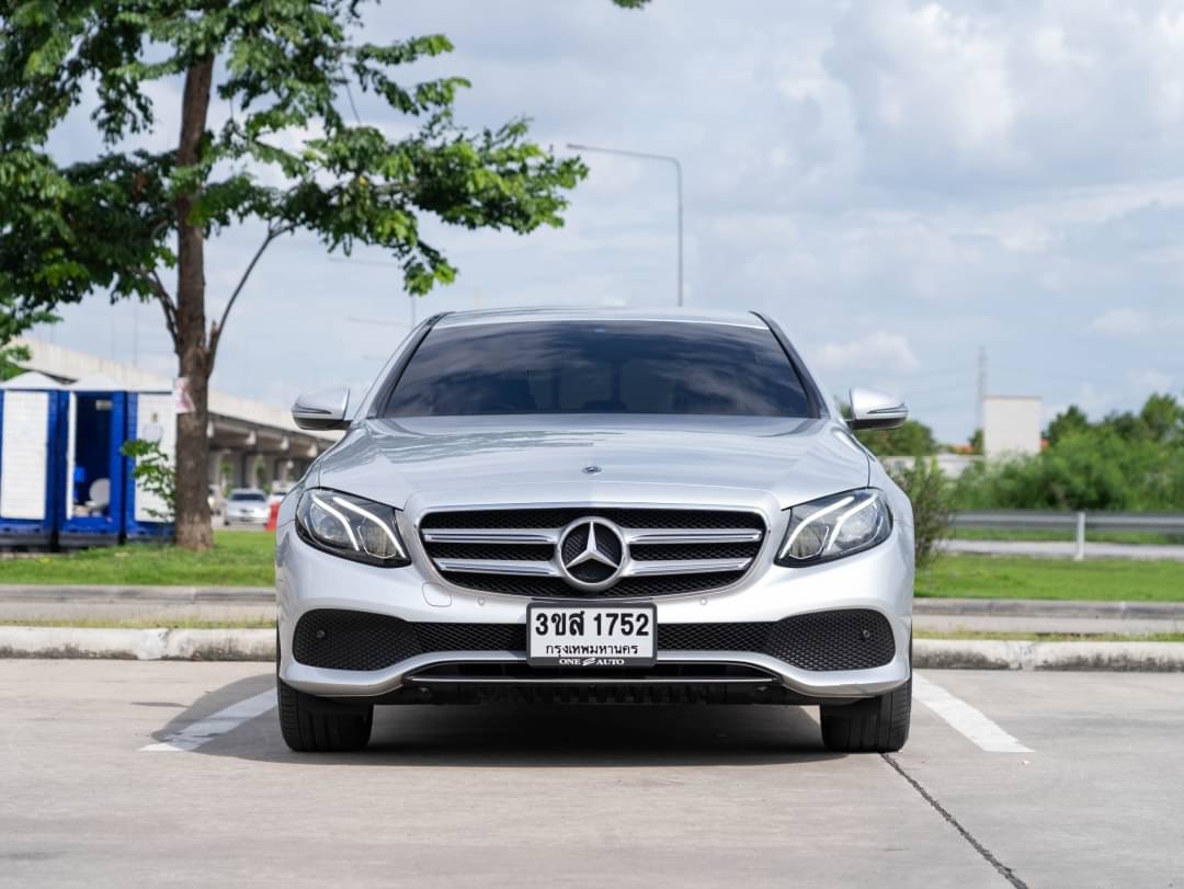 2018 Mercedes-Benz E-Class W213 E300e สีเงิน (รูปที่ 5)