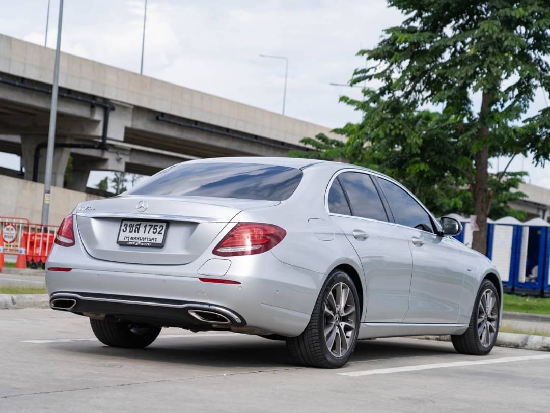 2018 Mercedes-Benz E-Class W213 E300e สีเงิน (รูปที่ 3)
