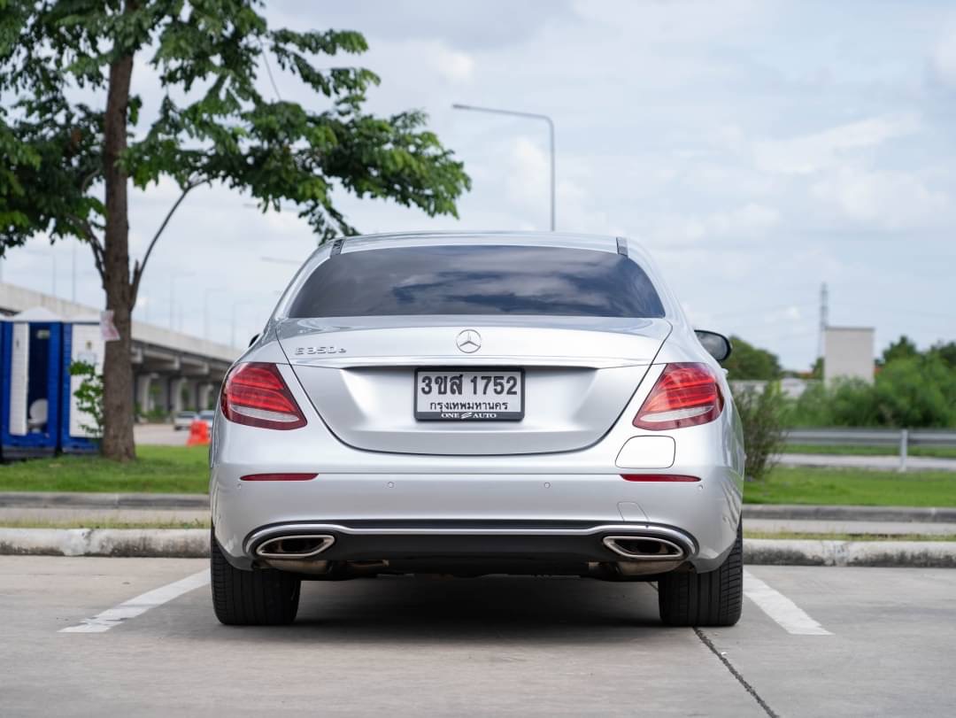 2018 Mercedes-Benz E-Class W213 E300e สีเงิน (รูปที่ 6)