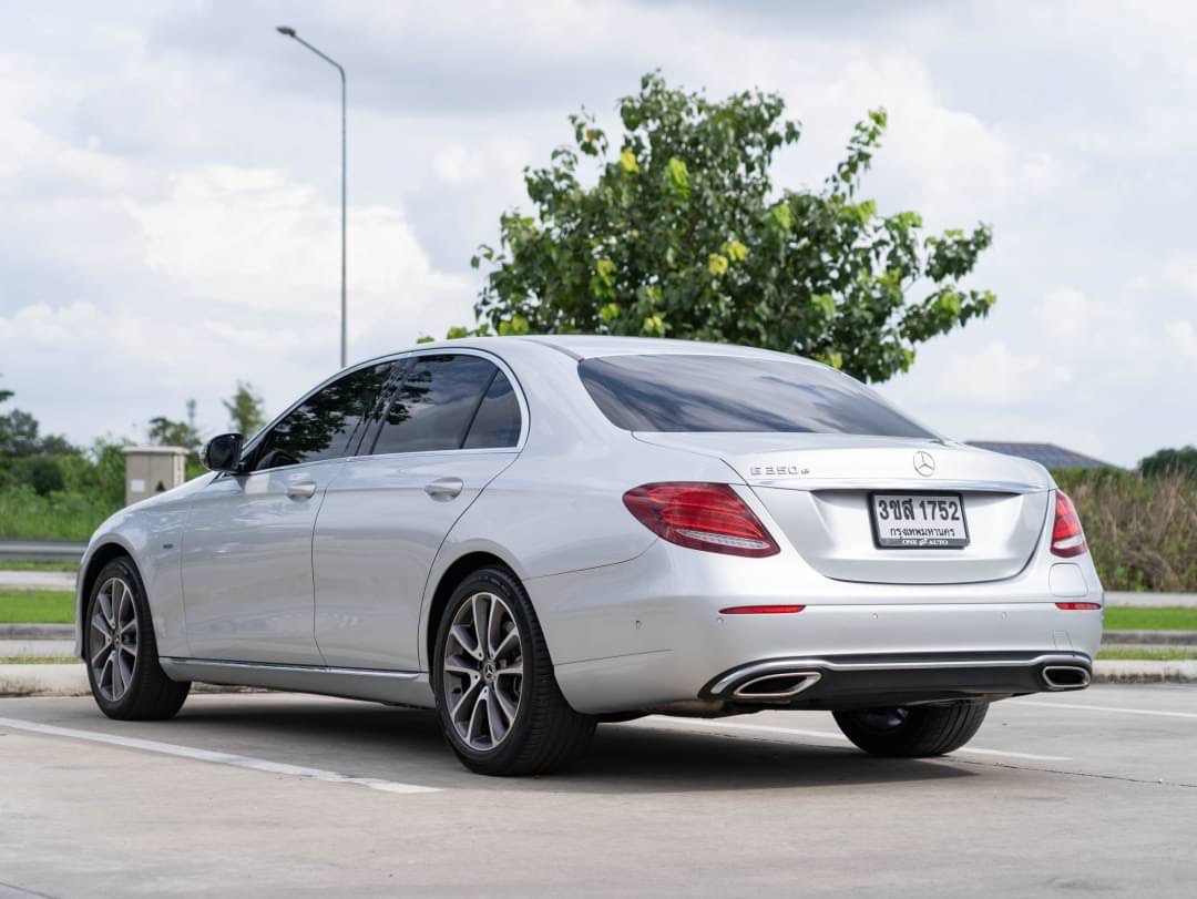 2018 Mercedes-Benz E-Class W213 E300e สีเงิน (รูปที่ 4)