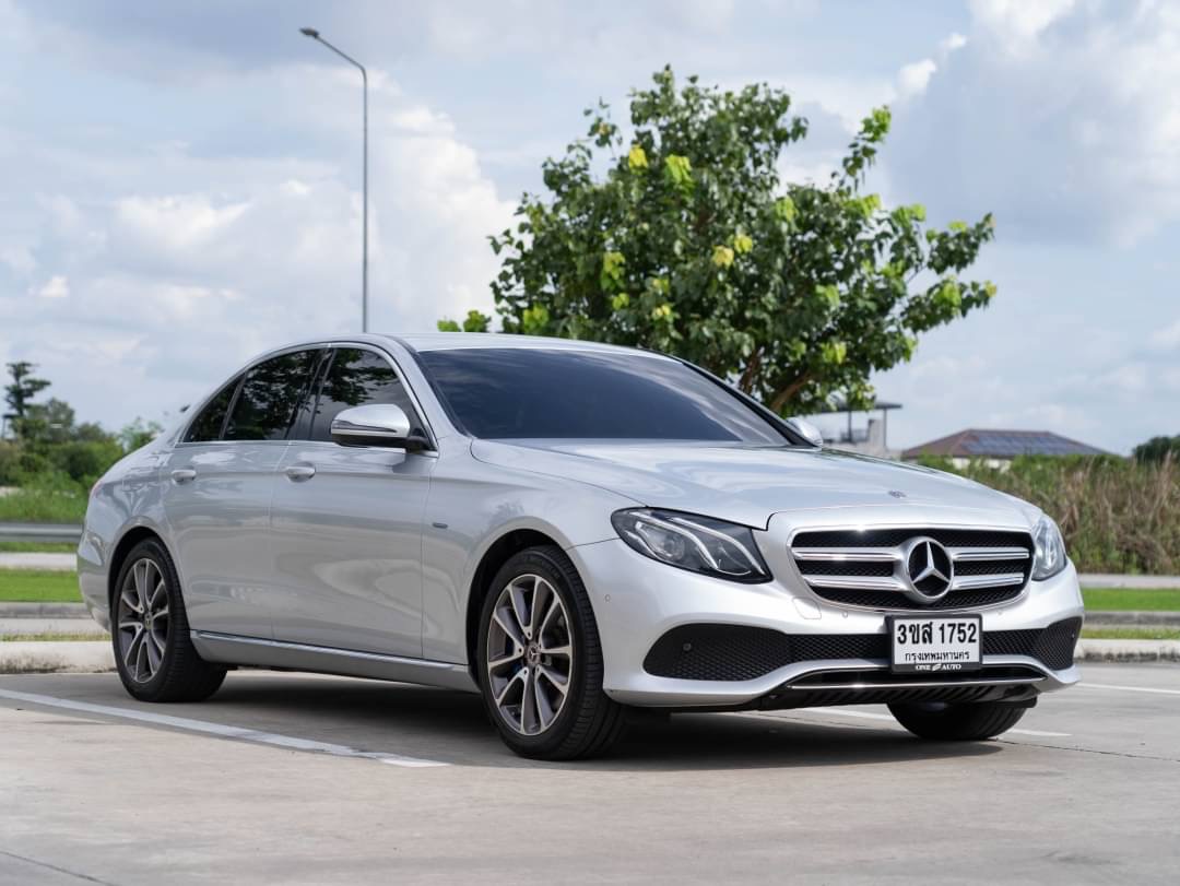 2018 Mercedes-Benz E-Class W213 E300e สีเงิน (รูปที่ 2)