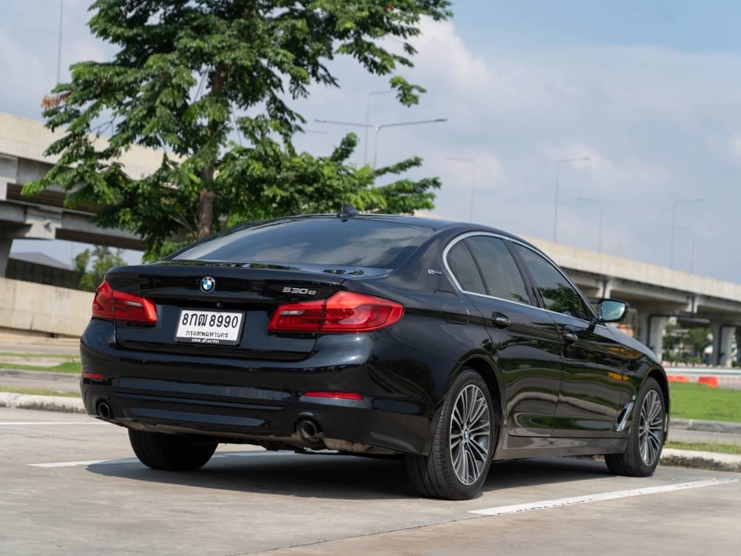 2019 BMW 530e Highline G30 สีดำ (รูปที่ 4)