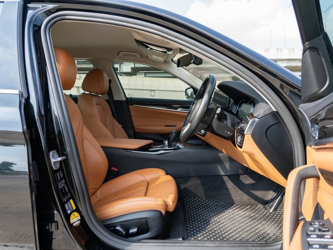 2019 BMW 530e Highline G30 สีดำ (รูปที่ 5)