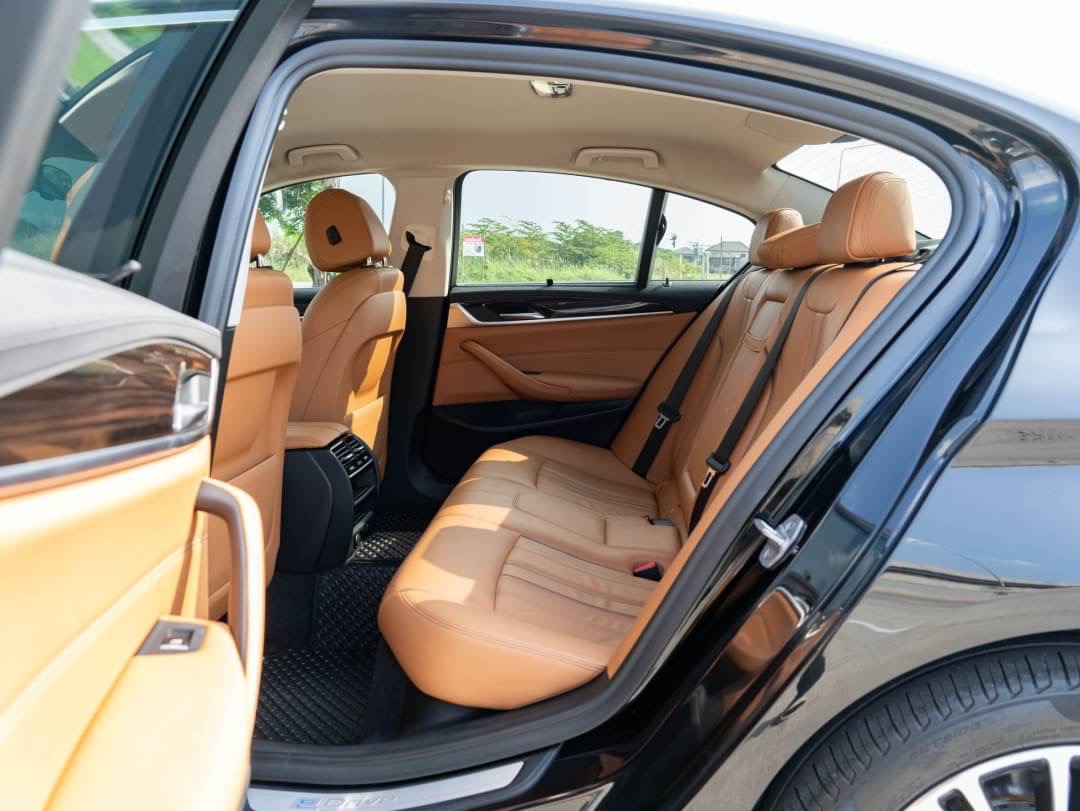 2019 BMW 530e Highline G30 สีดำ (รูปที่ 12)