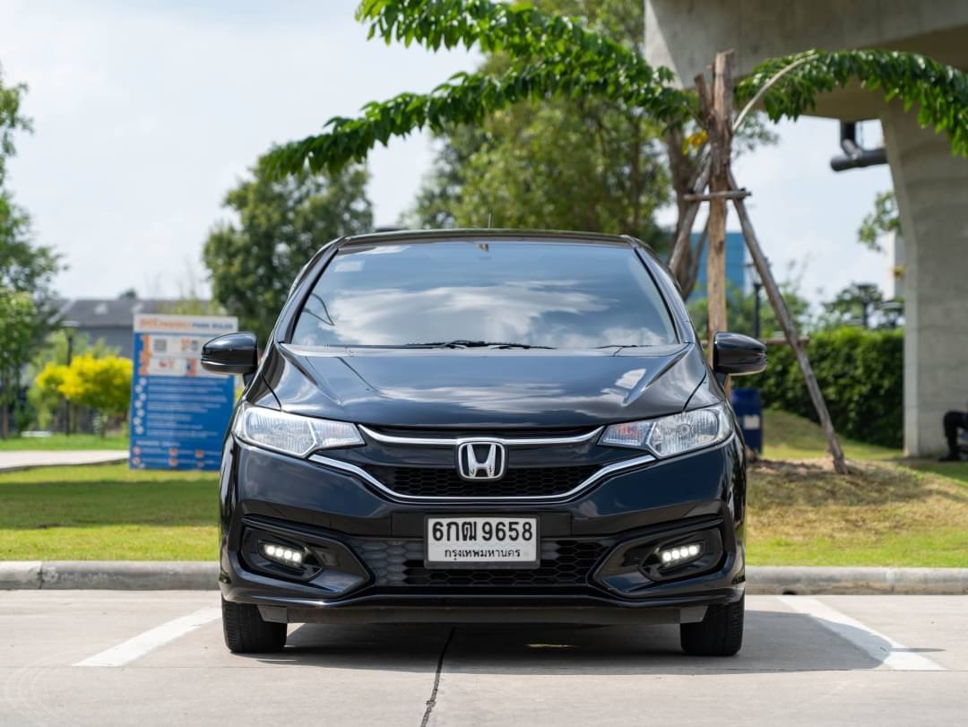 2017 Honda Jazz GK สีดำ (รูปที่ 2)