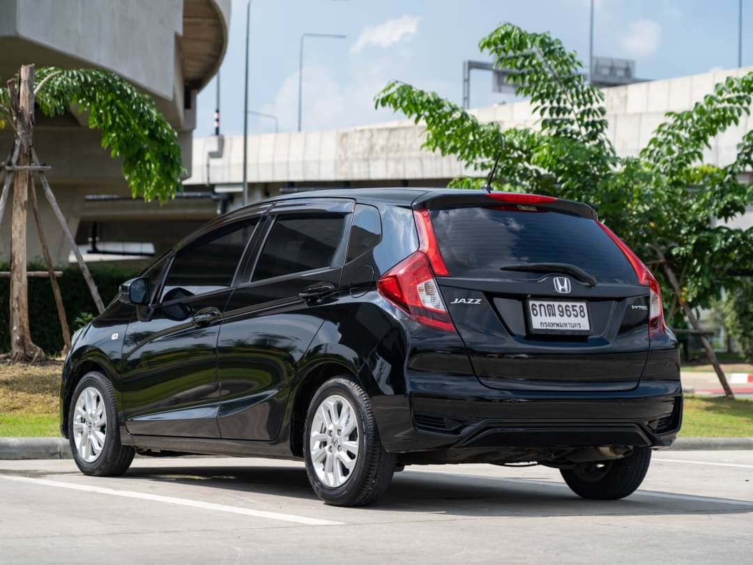2017 Honda Jazz GK สีดำ (รูปที่ 6)