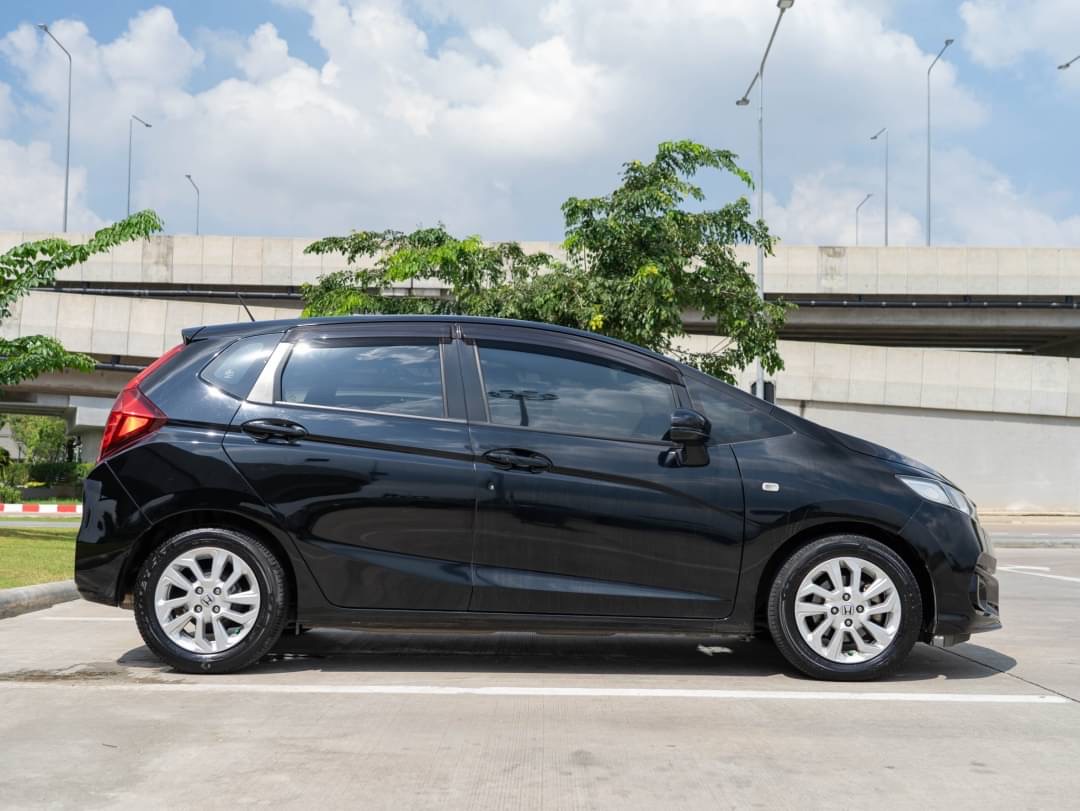2017 Honda Jazz GK สีดำ (รูปที่ 4)
