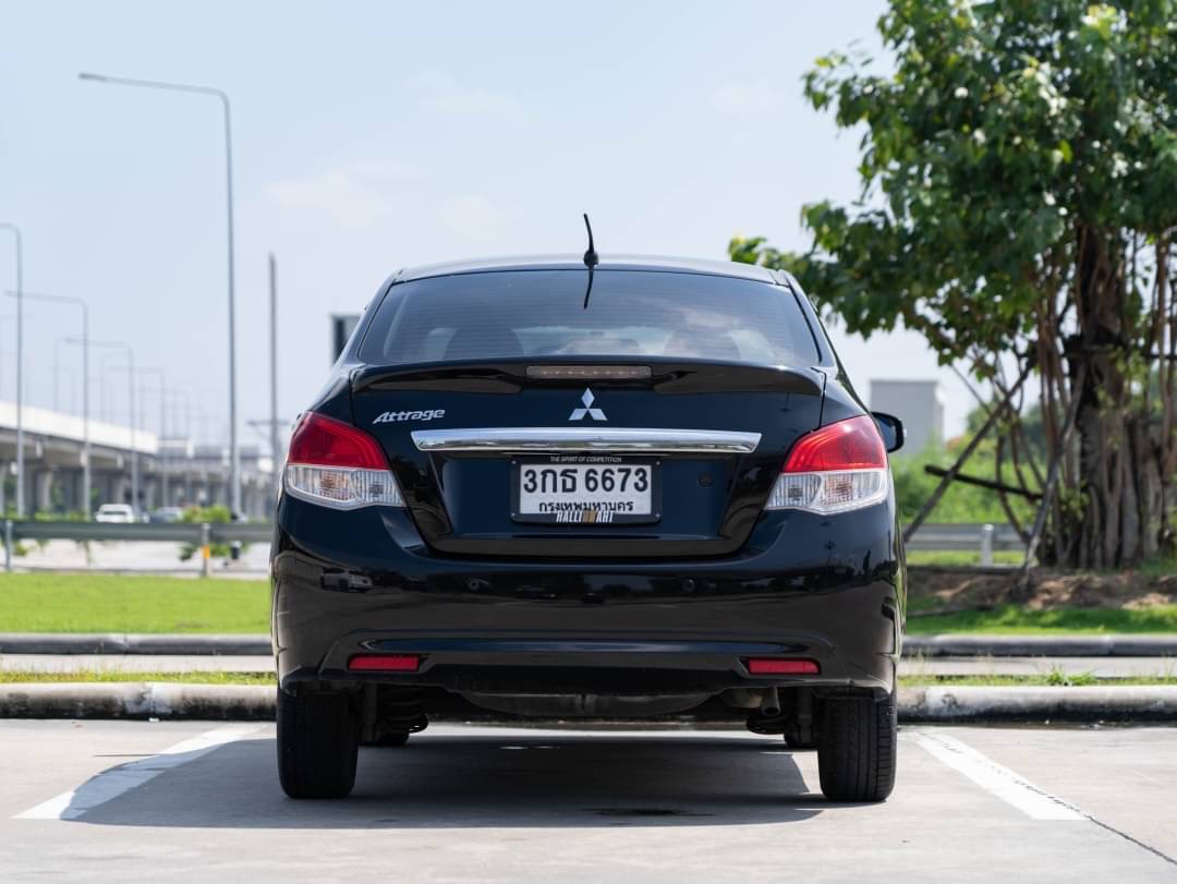 2014 Mitsubishi Attrage สีดำ (รูปที่ 6)