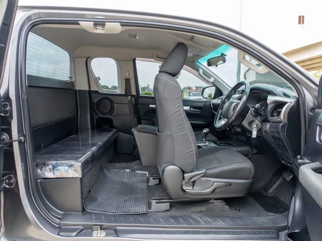2018 Toyota Hilux Revo Smart cab สีเทา (รูปที่ 10)