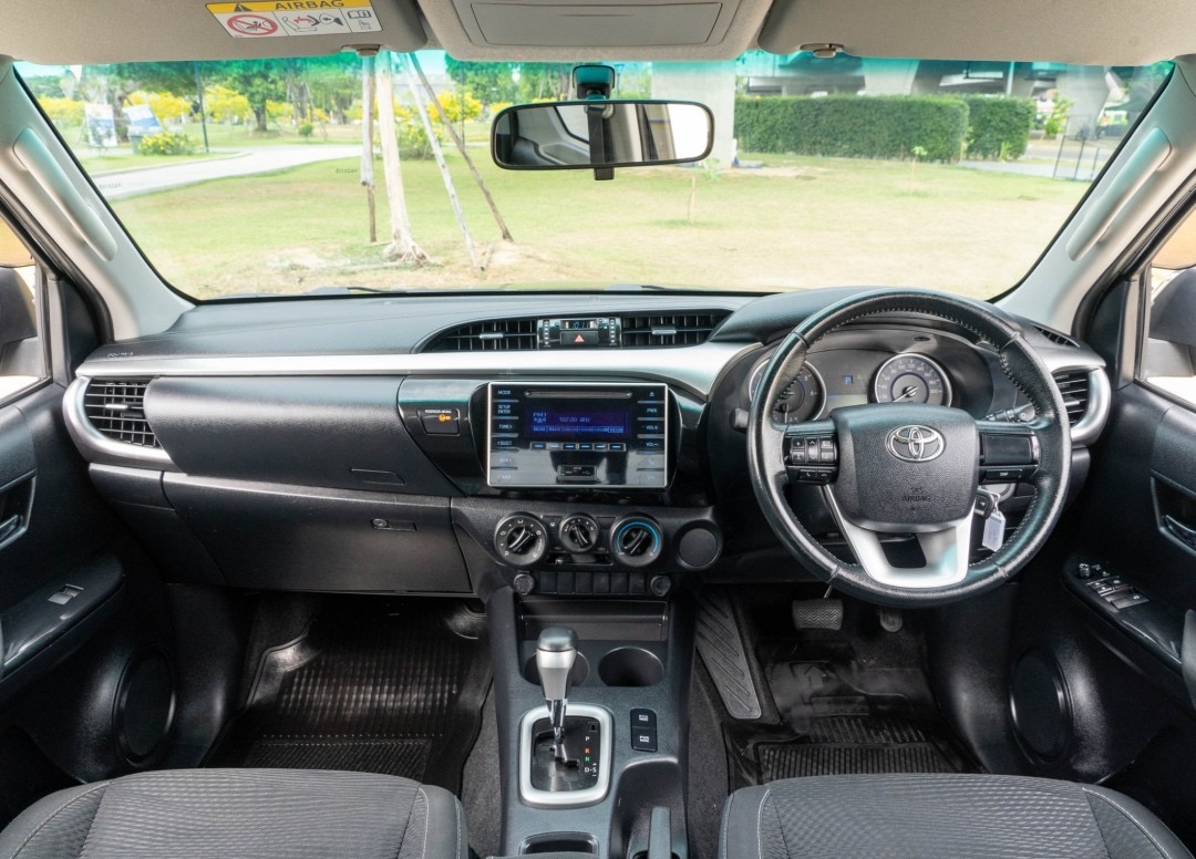 2018 Toyota Hilux Revo Smart cab สีเทา (รูปที่ 11)