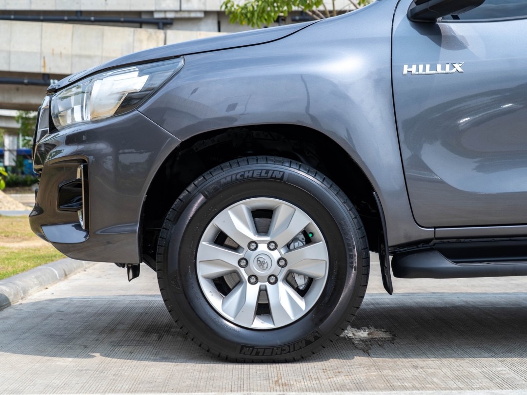 2018 Toyota Hilux Revo Smart cab สีเทา (รูปที่ 4)