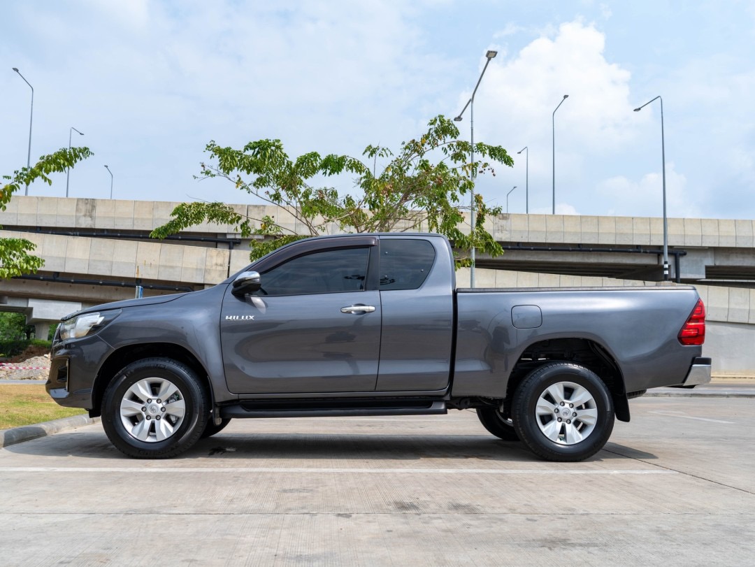 2018 Toyota Hilux Revo Smart cab สีเทา (รูปที่ 3)