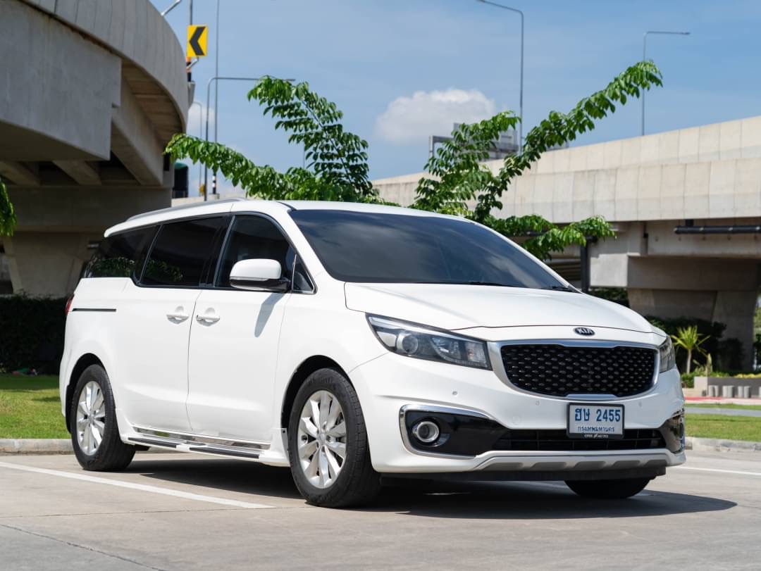 2018 Kia Grand Carnival สีขาว (รูปที่ 3)