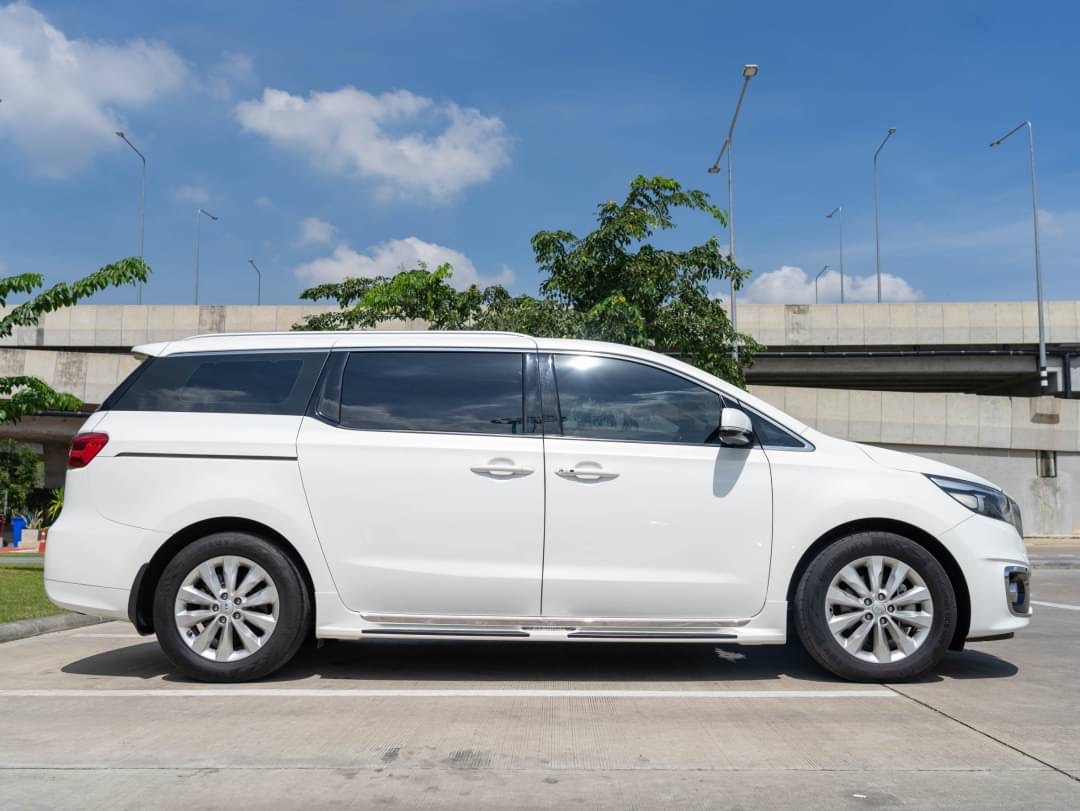 2018 Kia Grand Carnival สีขาว (รูปที่ 7)