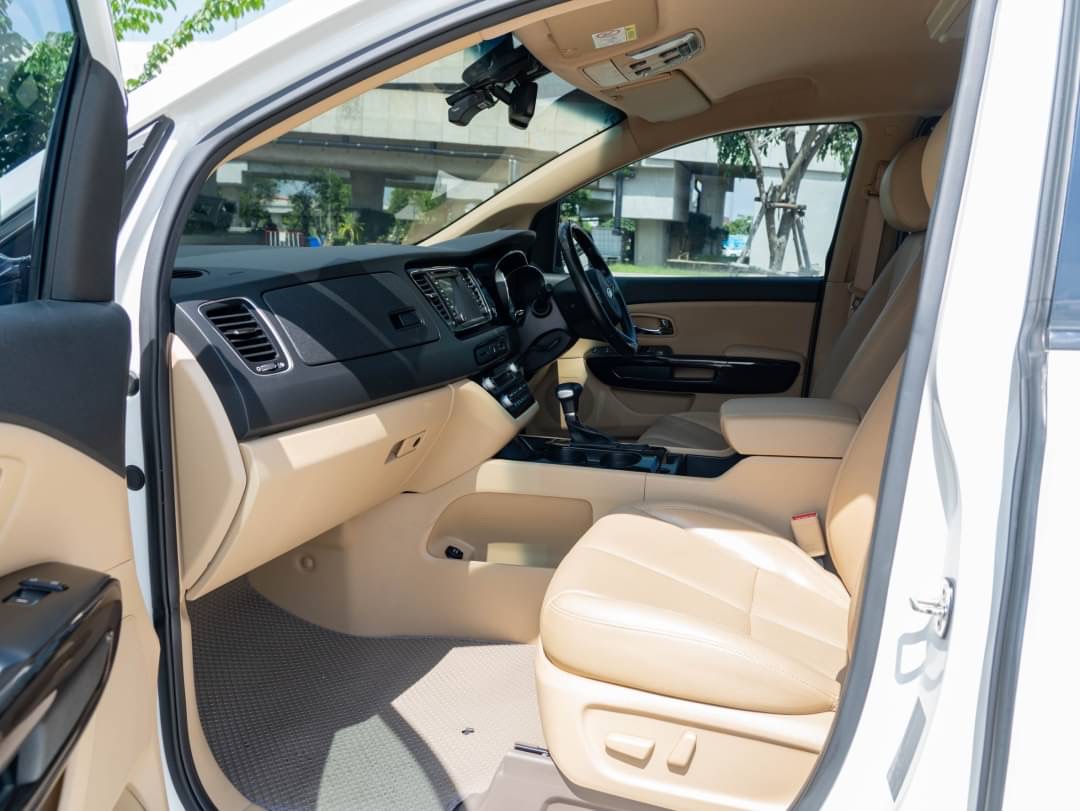 2018 Kia Grand Carnival สีขาว (รูปที่ 9)