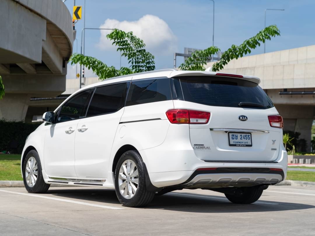 2018 Kia Grand Carnival สีขาว (รูปที่ 5)