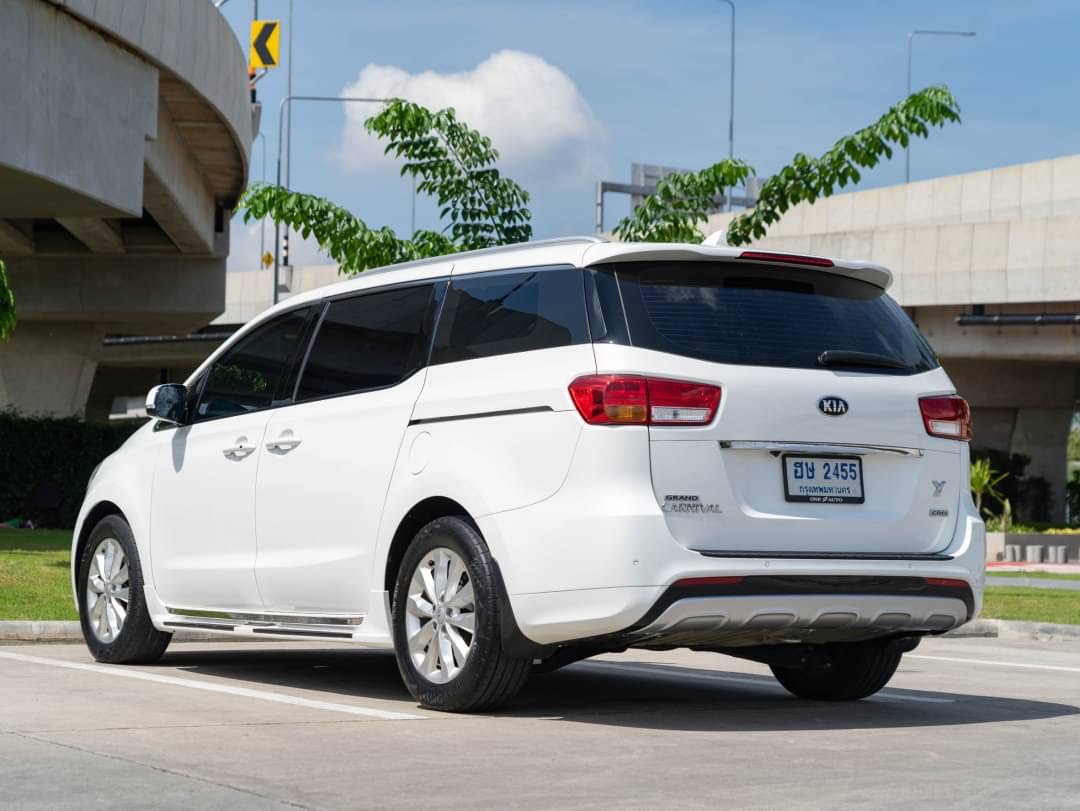 2018 Kia Grand Carnival สีขาว