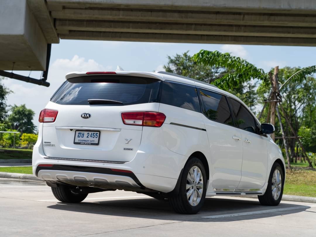 2018 Kia Grand Carnival สีขาว (รูปที่ 4)