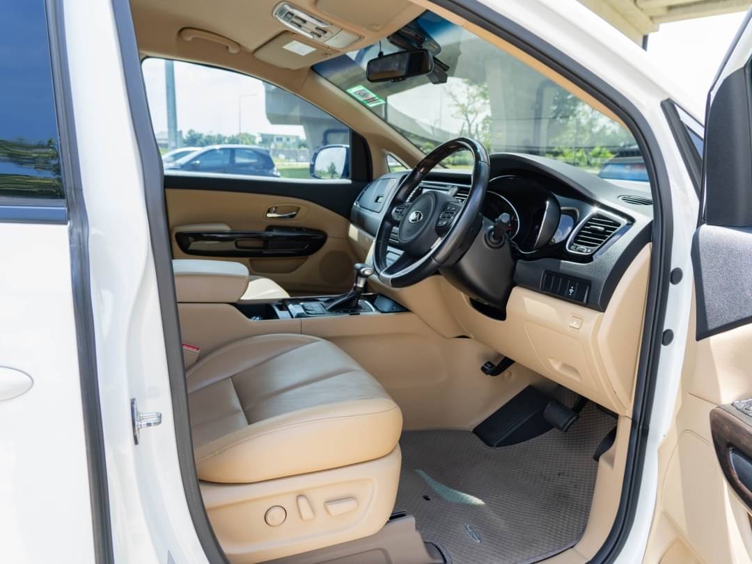 2018 Kia Grand Carnival สีขาว (รูปที่ 13)