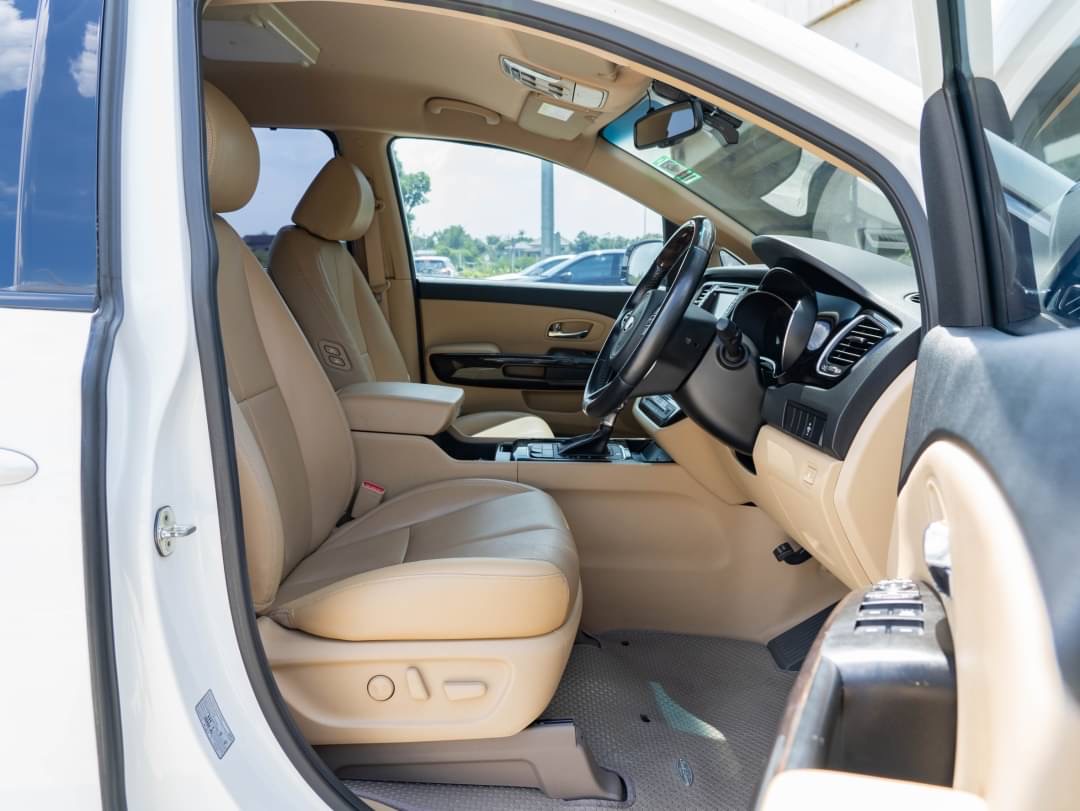 2018 Kia Grand Carnival สีขาว (รูปที่ 15)