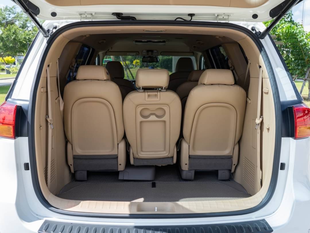 2018 Kia Grand Carnival สีขาว (รูปที่ 14)