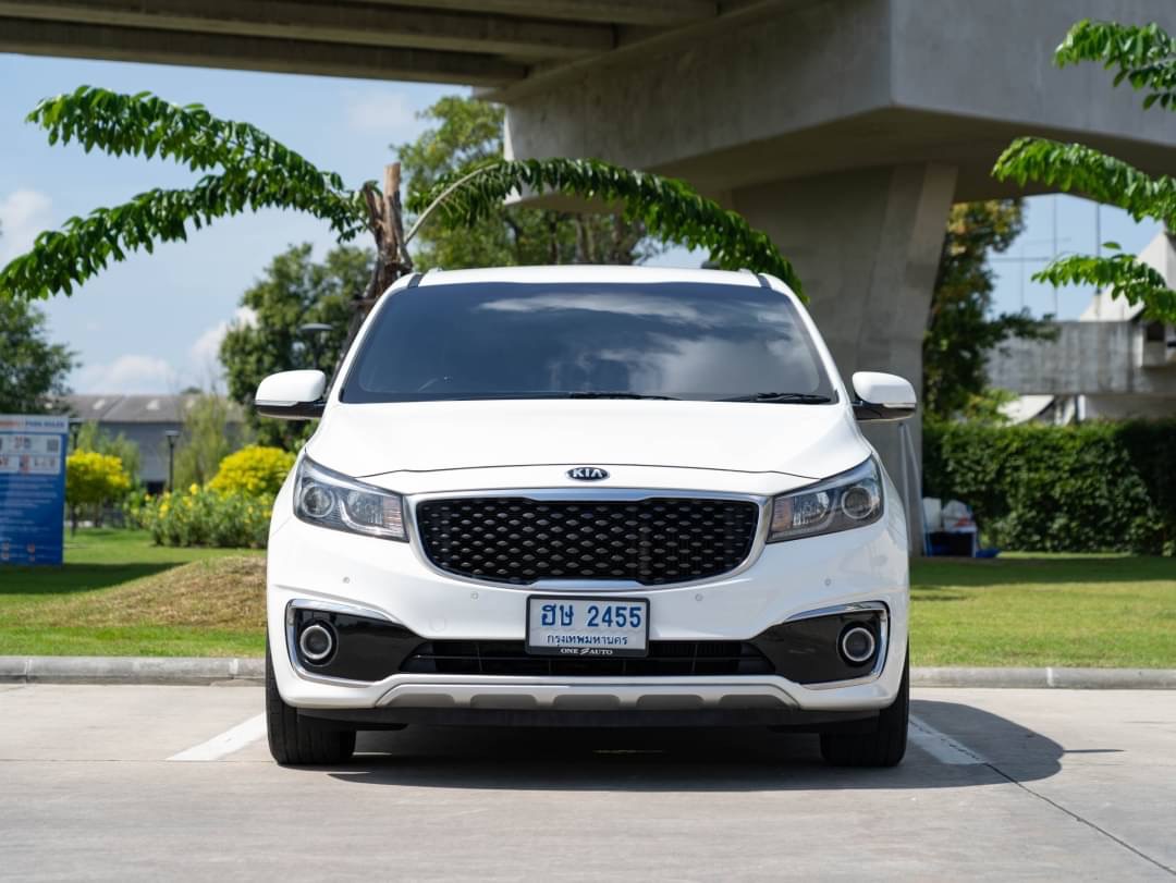 2018 Kia Grand Carnival สีขาว (รูปที่ 2)