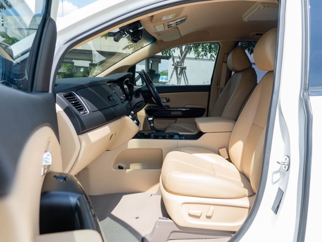 2018 Kia Grand Carnival สีขาว (รูปที่ 6)