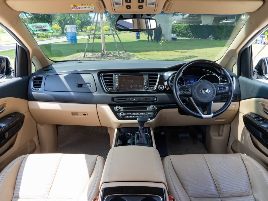 2018 Kia Grand Carnival สีขาว (รูปที่ 10)
