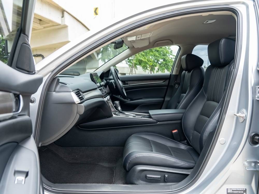 2019 Honda Accord สีเงิน (รูปที่ 6)