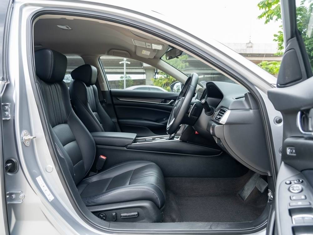 2019 Honda Accord สีเงิน (รูปที่ 13)