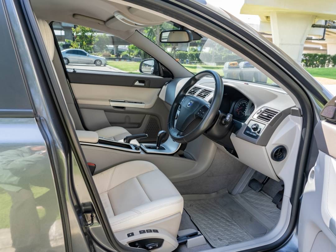 2013 Volvo V50 สีเทา (รูปที่ 10)