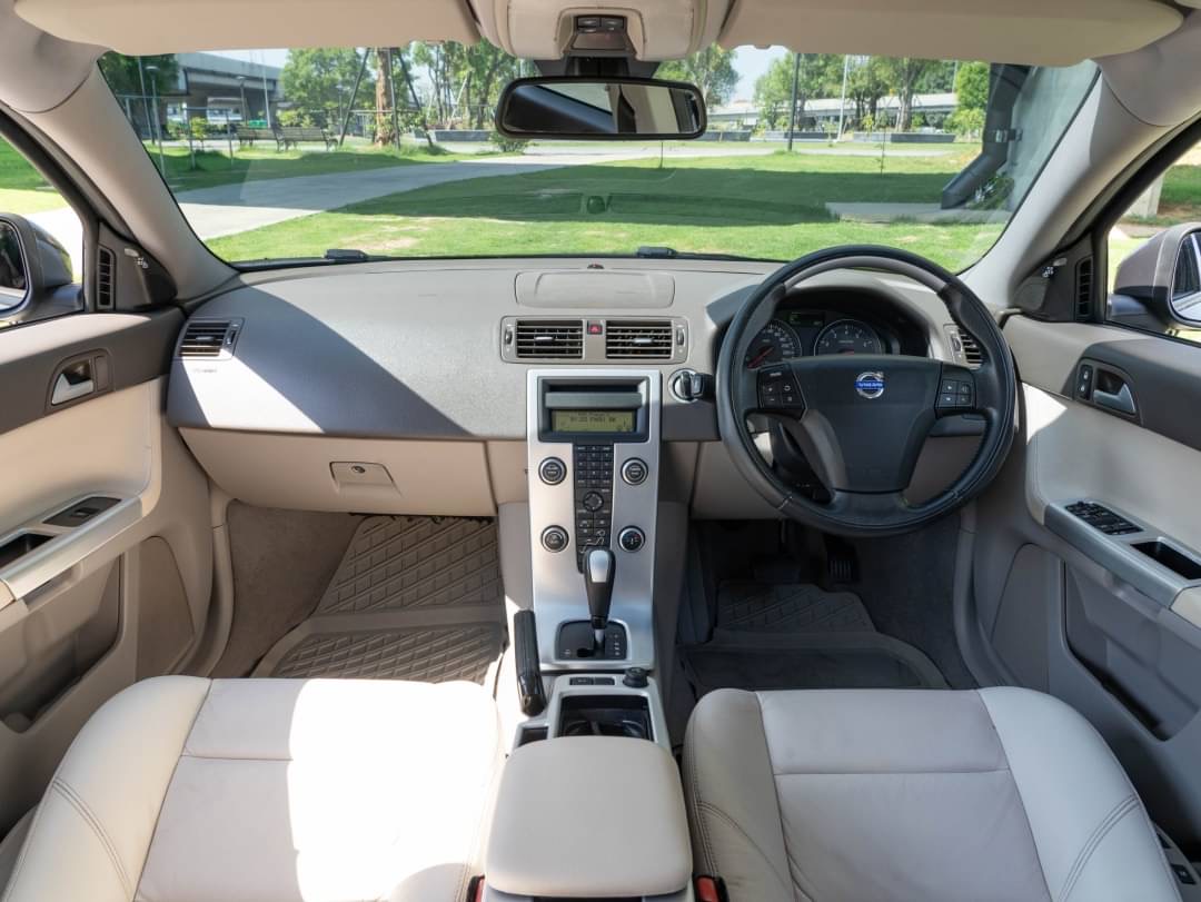 2013 Volvo V50 สีเทา (รูปที่ 14)