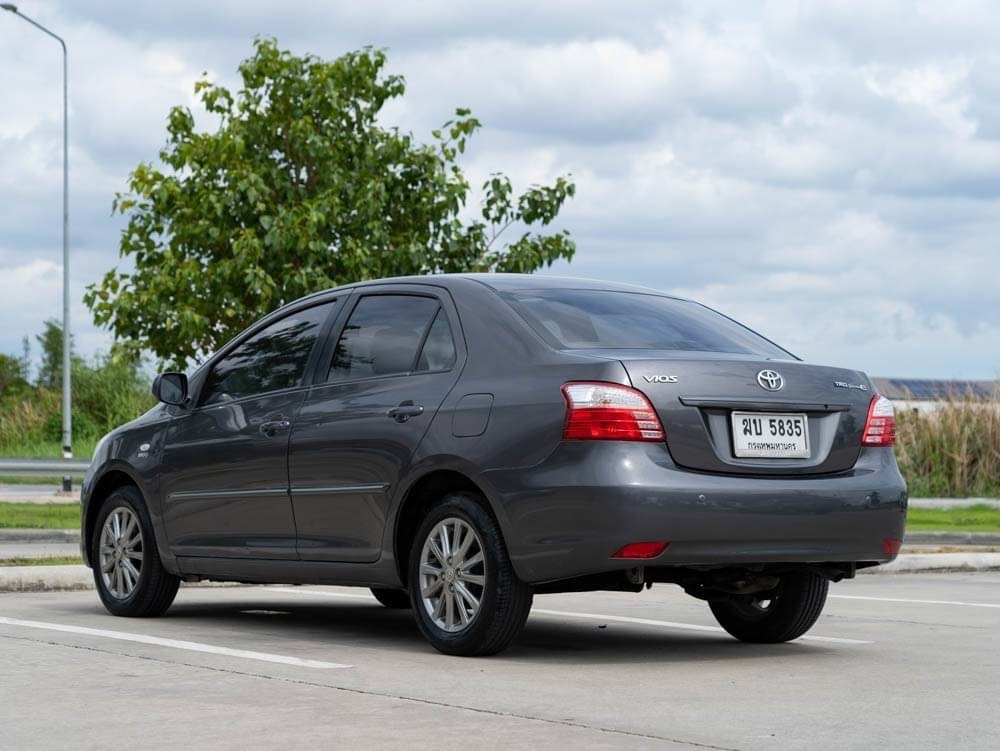 2013 Toyota Vios สีเทา (รูปที่ 2)
