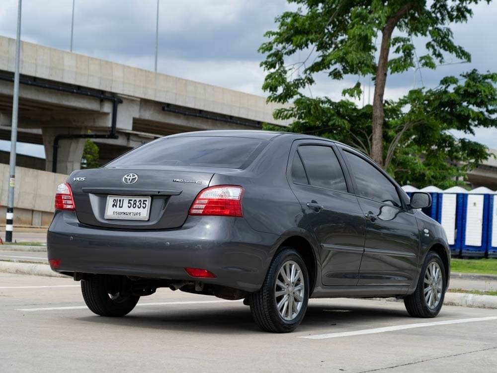 2013 Toyota Vios สีเทา (รูปที่ 5)