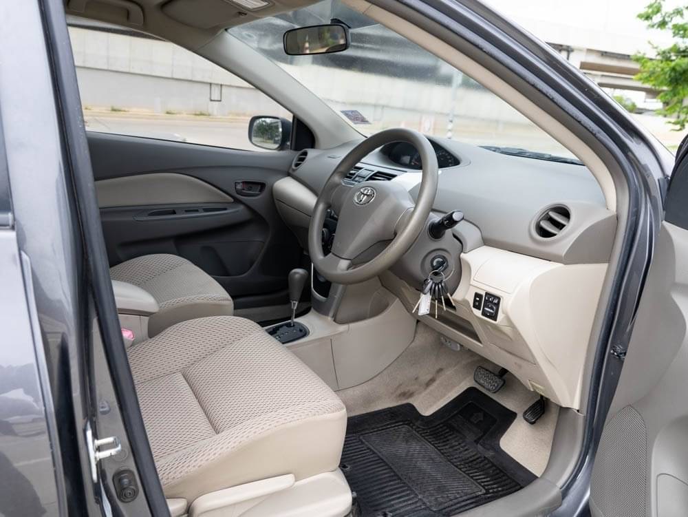 2013 Toyota Vios สีเทา (รูปที่ 6)