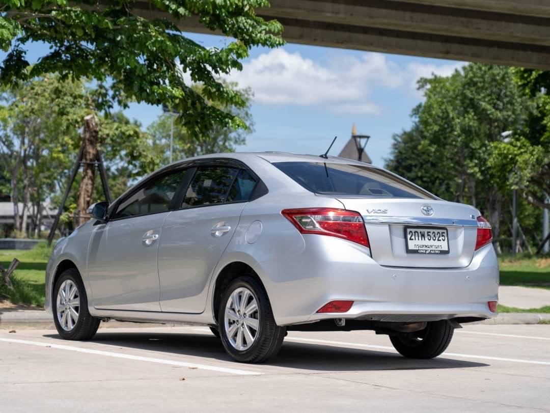 2013 Toyota Vios สีเงิน (รูปที่ 4)