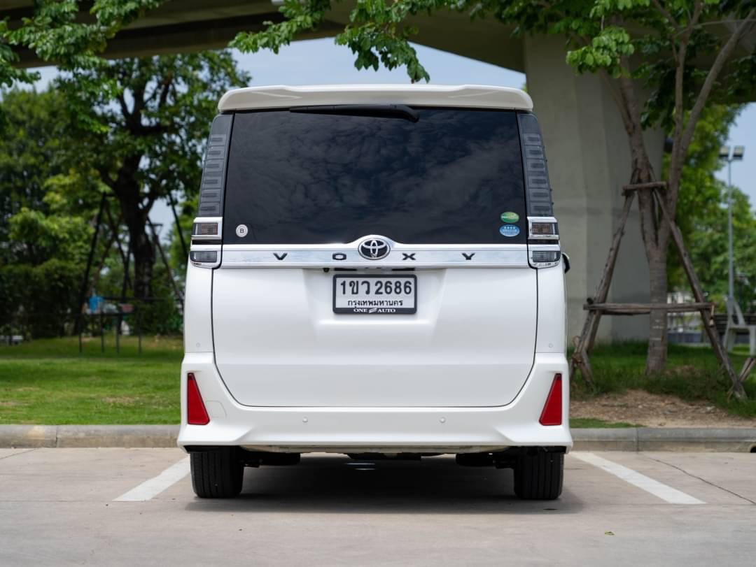2021 Toyota Voxy สีขาว (รูปที่ 6)
