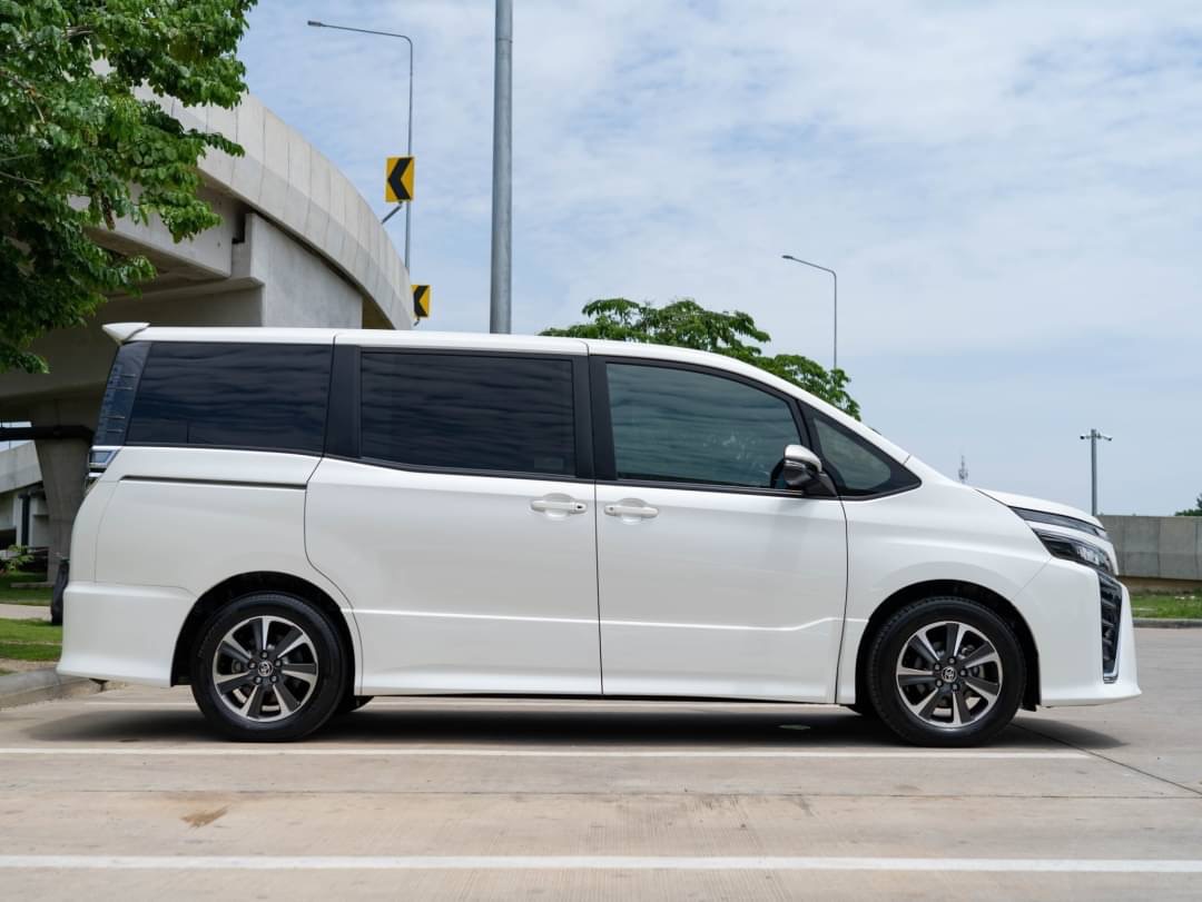 2021 Toyota Voxy สีขาว (รูปที่ 9)