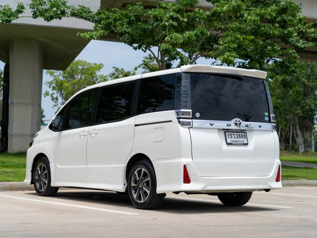 2021 Toyota Voxy สีขาว (รูปที่ 3)