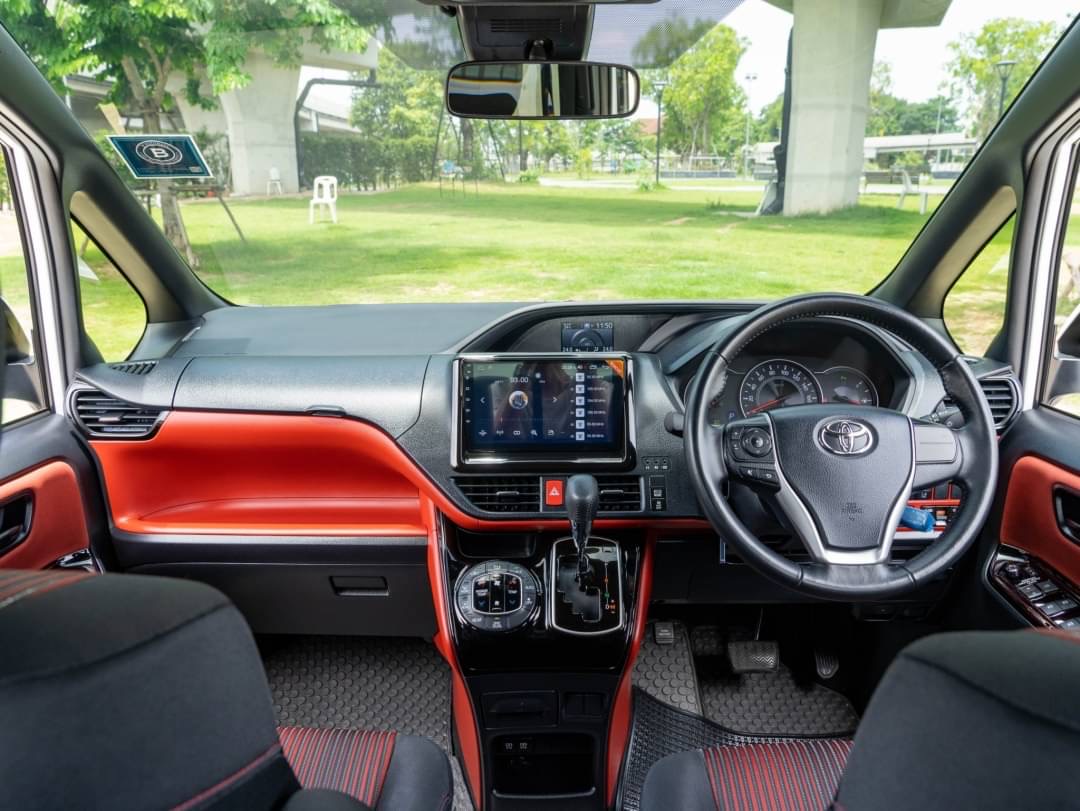 2021 Toyota Voxy สีขาว (รูปที่ 16)