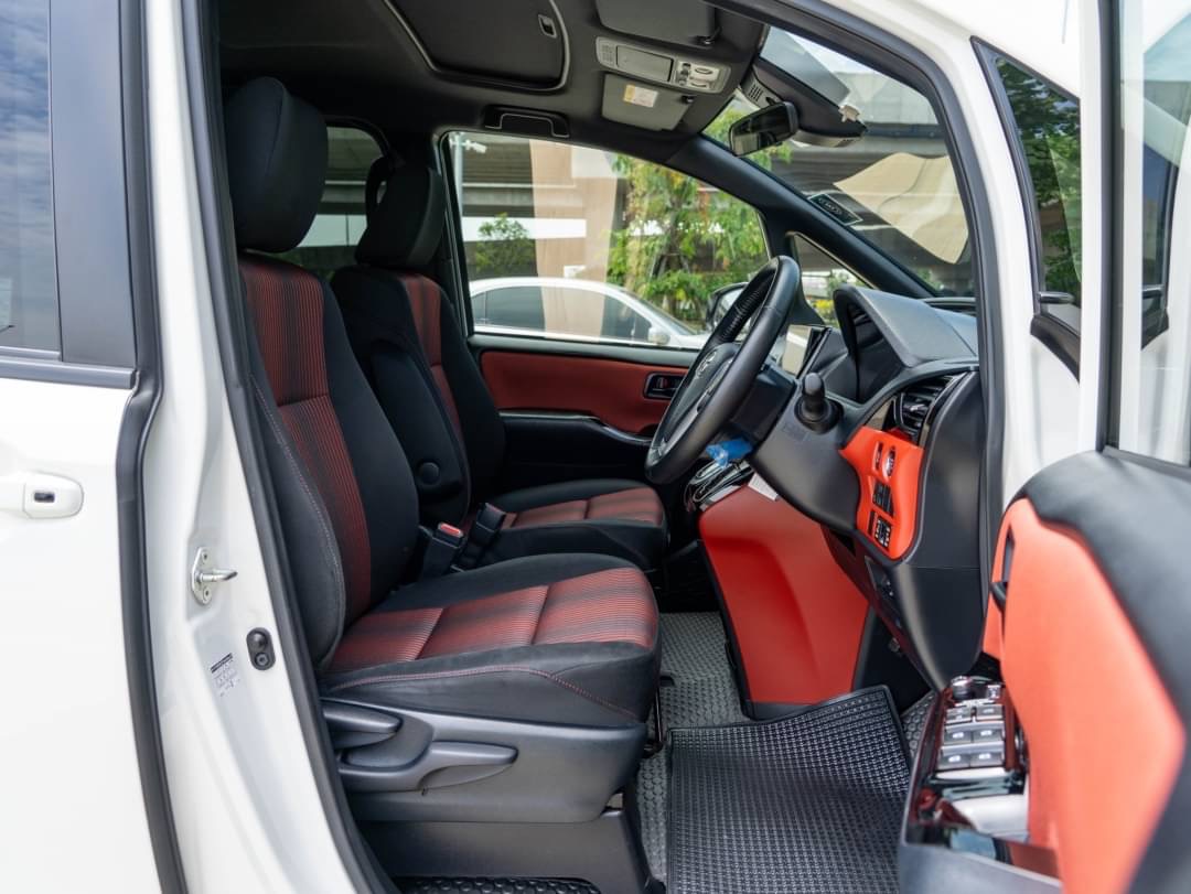 2021 Toyota Voxy สีขาว (รูปที่ 7)