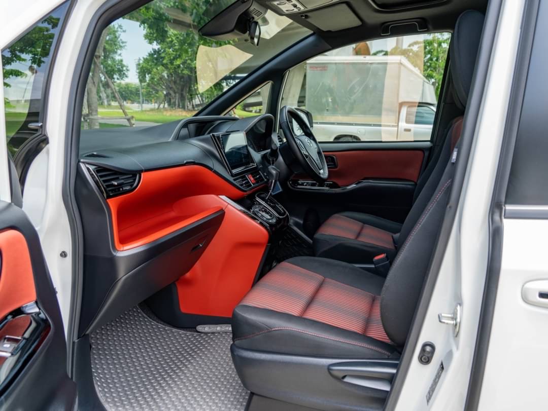 2021 Toyota Voxy สีขาว (รูปที่ 18)