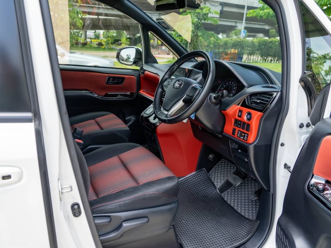 2021 Toyota Voxy สีขาว (รูปที่ 10)