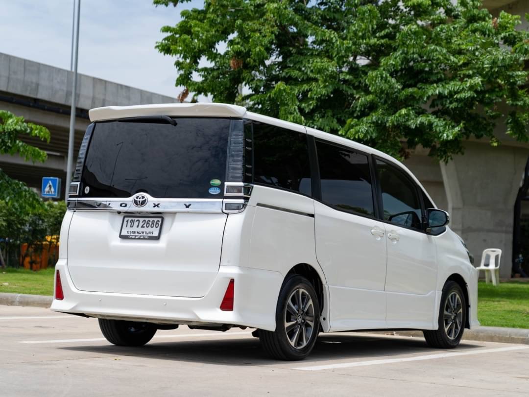 2021 Toyota Voxy สีขาว (รูปที่ 5)