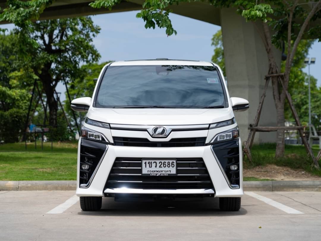 2021 Toyota Voxy สีขาว (รูปที่ 4)